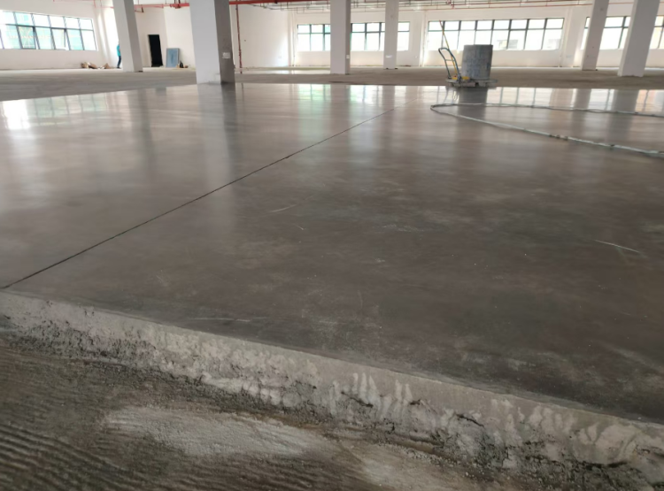 铭晨：新车间地面金刚砂施工进行中